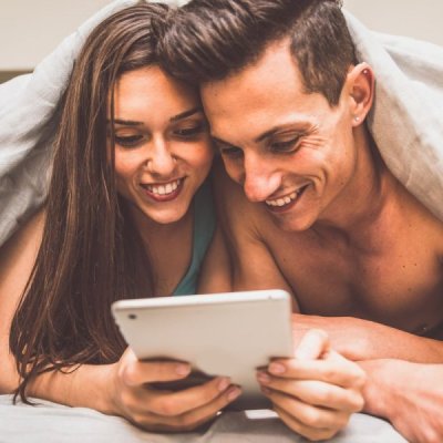 Guardare porno in coppia migliora intimità e comun…